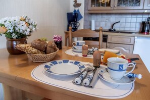 Kylskåp, spishäll, diskmaskin och kaffe- och tebryggare