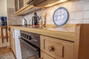 ثلاجة، موقد طهي مسطح، غسالة أطباق، ماكينة لصنع القهوة/الشاي