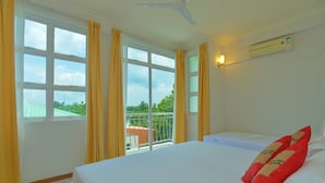 Habitación triple Confort | Wifi gratis, decoración individual, mobiliario individual y ropa de cama