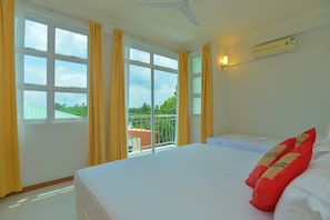 コンフォート トリプルルーム | 客室ごとに異なる装飾、客室ごとに異なるインテリア、WiFi (無料)、ベッドシーツ