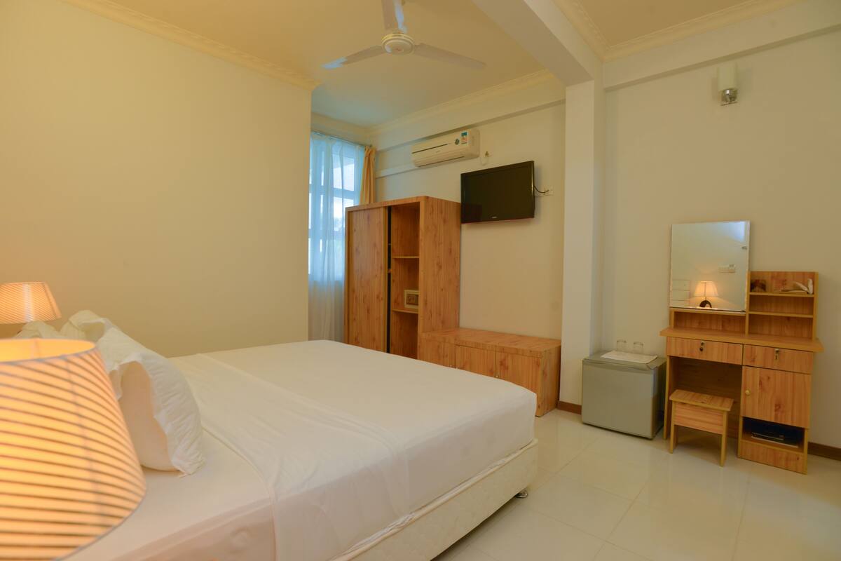 Comfort Double Room Single Use | WiFi (free), individually decorated, individually furnished, bed sheets