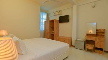 Comfort Double Room Single Use | Individually decorated, individually furnished, free WiFi, bed sheets