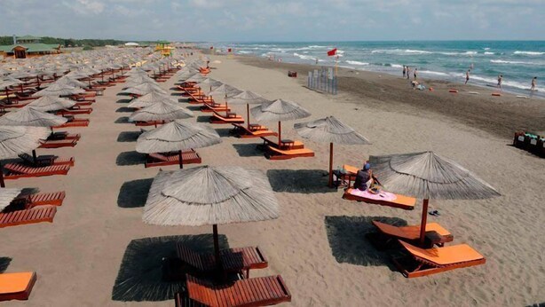 Plage privée à proximité, sable blanc, chaises longues, parasols