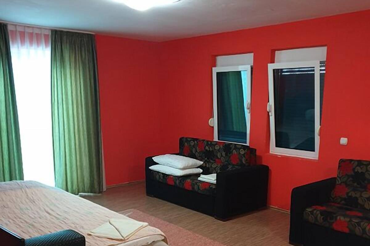 Premium bedding, pillowtop beds, WiFi (free), individually furnished