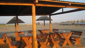 Plage privée à proximité, sable blanc, chaises longues, parasols