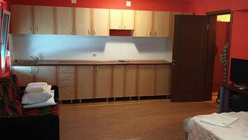 Lemari es besar, microwave, oven, dan kompor