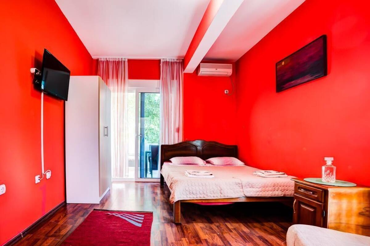 Premium bedding, pillowtop beds, WiFi (free), individually furnished