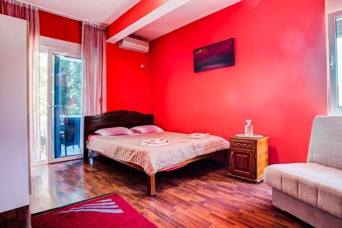 Premium bedding, pillowtop beds, WiFi (free), individually furnished