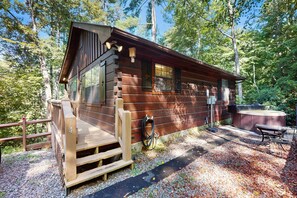 Outdoor spa tub - Forest view cabin with private hot tub, furnished deck, fireplace, and grill (Blue Ridge)