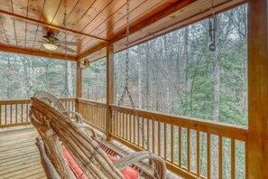Terrace/patio - Stunning cabin w/ private hot tub, game room, & expansive deck - great view (Blue Ridge)