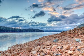 Beach - Stunning cabin w/ private hot tub, game room, & expansive deck - great view (Blue Ridge)