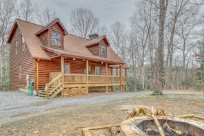 Exterior - Stunning cabin w/ private hot tub, game room, & expansive deck - great view (Blue Ridge)