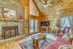 TV, fireplace, video game console - Stunning cabin w/ private hot tub, game room, & expansive deck - great view (Blue Ridge)