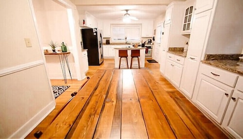 Gorgeously Renovated 3500 square foot Oxford home in Richmond!!