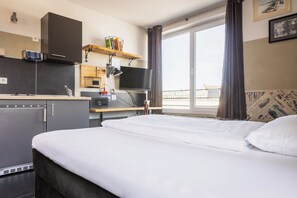 Double Room, Balcony, City View | Hypo-allergenic bedding, in-room safe, desk, laptop workspace - aappartel boardinghouse city center (Bielefeld)