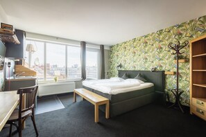 Quarto casal, sacada, vista para a cidade | Roupas de cama antialérgicas, cofres nos quartos, escrivaninha