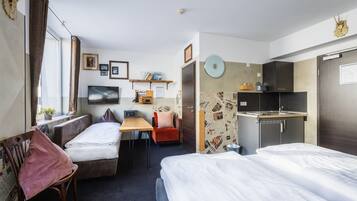 Habitación cuádruple | 1 dormitorio, caja fuerte, escritorio