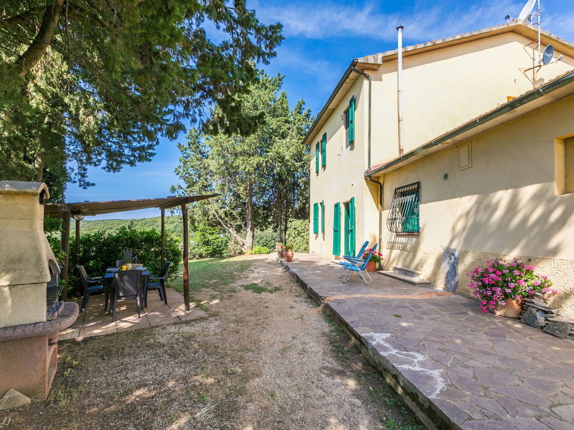 Cosy apartment in villa for 6 people with WIFI, pool, TV, patio, pets allowed and parking