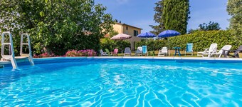 Cosy apartment in villa for 12 people with private pool, WIFI, TV, patio, pets allowed and parking
