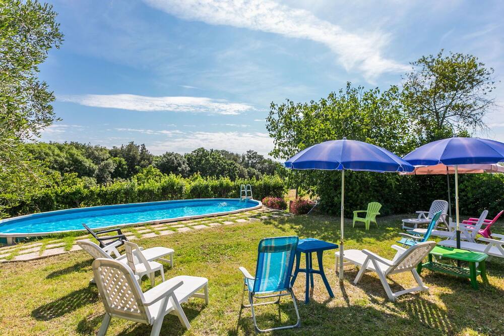 Cosy apartment in villa for 12 guests with WIFI, private pool, TV, patio, pets allowed and parking