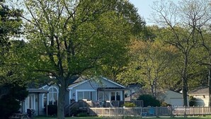 A residential area with houses, a sandy beach, and a rocky shoreline. - Tilghman | Pool | Private Dock | Pet Friendly (Tilghman)