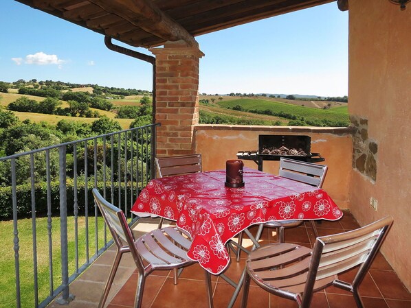 Outdoor dining - Cosy apartment in villa for 4 people with A/C, pool, WIFI, TV, terrace and pets allowed (Scansano)