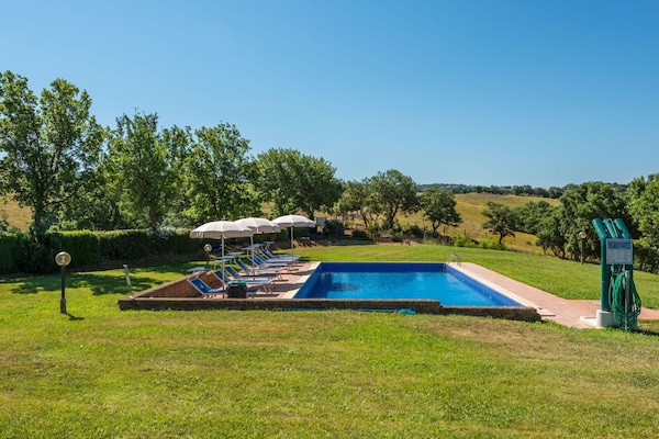 Himmel, Pflanze, Baum, Natürliche Landschaft, Wasser, Schatten, Schwimmbad, Gras, Gartenmöbel, Freizeit