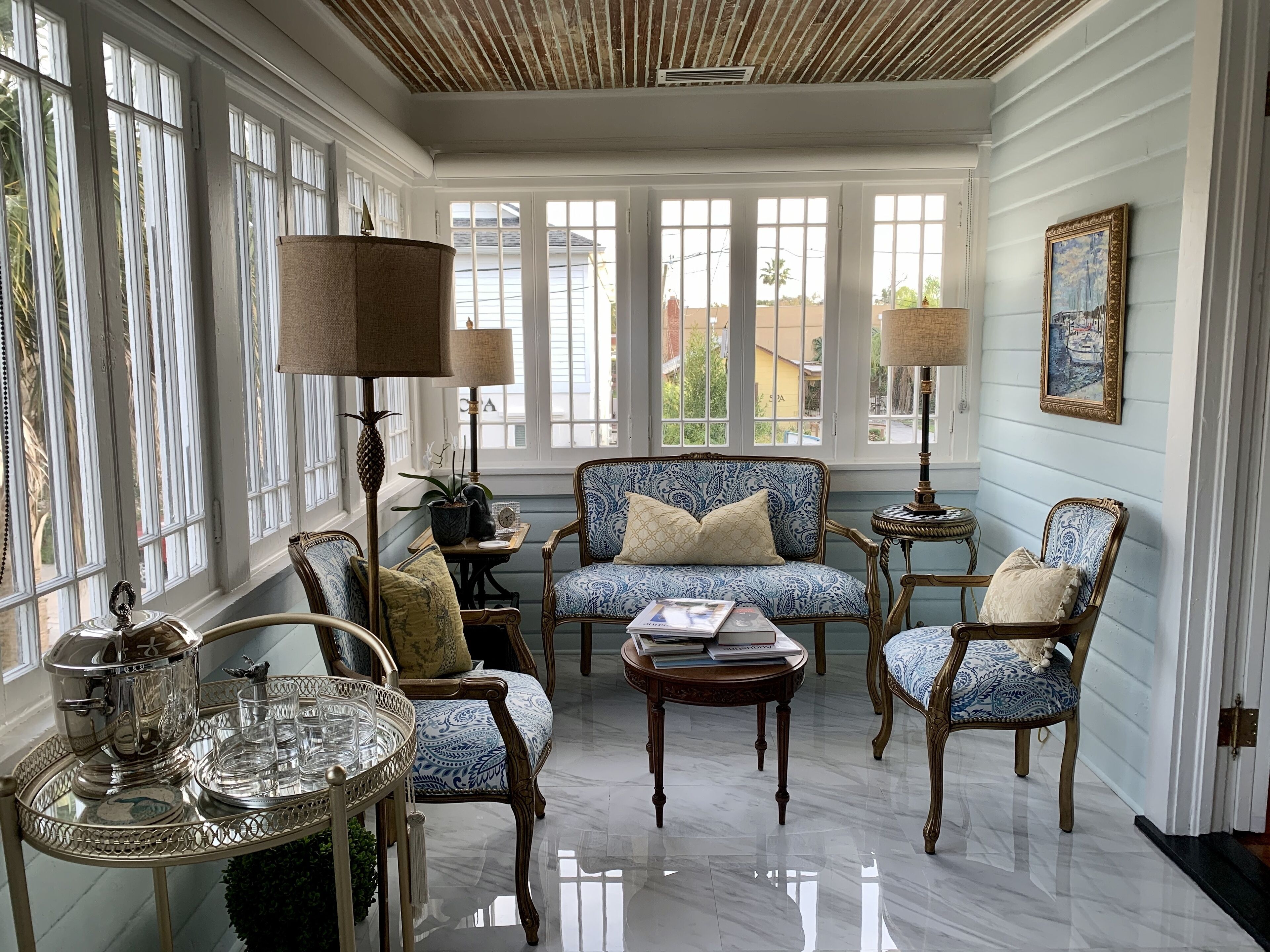 Smart-tv, eldstad, dvd-spelare och böcker