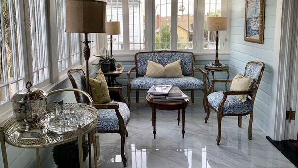 A spacious room with a large window, a sofa, two armchairs, a small table, and a decorative lamp. - Luxurious and Relaxing Elegance Upstairs 🚭 (St. Augustine)