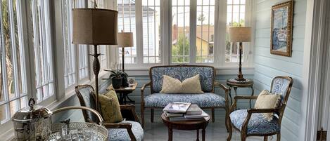 Smart-tv, eldstad, dvd-spelare och böcker