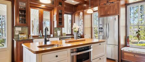 冷蔵庫、電子レンジ、オーブン、コンロ