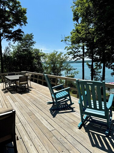 Owasco Lake Beach Front Cottage avec une vue imprenable
