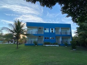 ميني بار وبديكورات فريدة لكل غرفة وطراز فريد لكل وحدة وستائر تعتيم