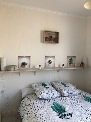 5 bedrooms, cots/infant beds, free WiFi, bed sheets