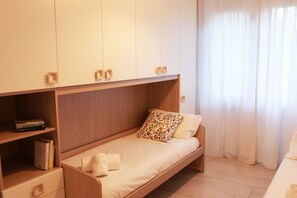 2 bedrooms, iron/ironing board, internet, bed sheets