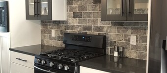 Stylish & Central Townhome-Perfect for Groups!