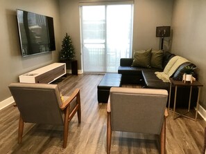 Älytelevisio, DVD-soitin, kirjoja, stereot