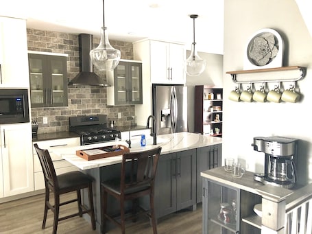 Fridge, microwave, oven, stovetop. Stylish & Central Townhome-Perfect for Groups!