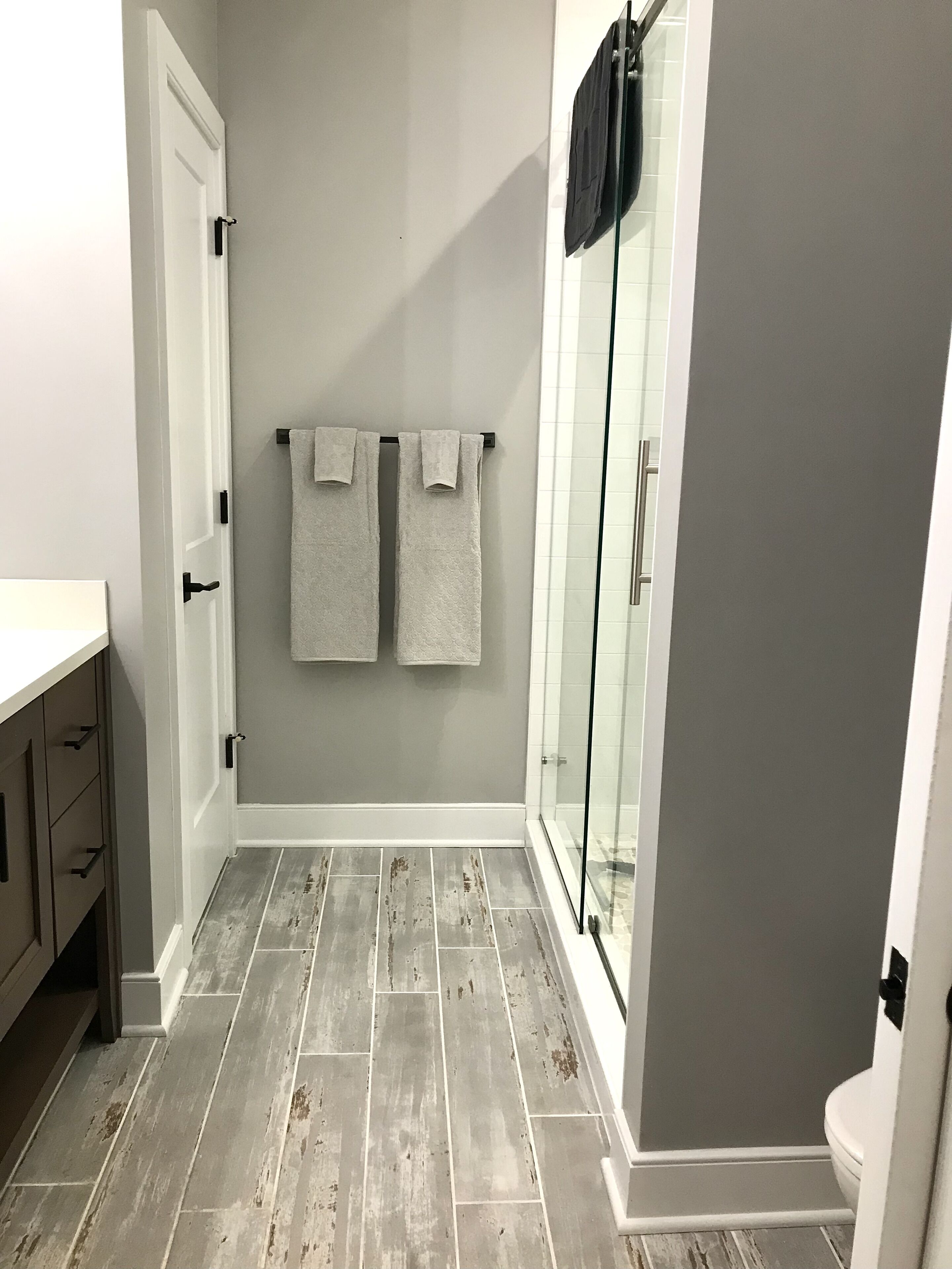 Douche, sèche-cheveux, bidet, serviettes fournies