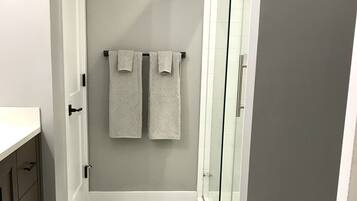 Douche, sèche-cheveux, bidet, serviettes fournies