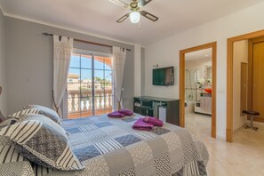 4 bedrooms, iron/ironing board, WiFi, bed sheets