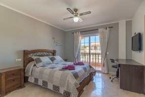 4 slaapkamers, een strijkplank/strijkijzer, gratis wifi, beddengoed