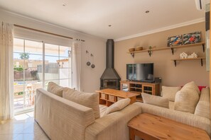 TV, fireplace