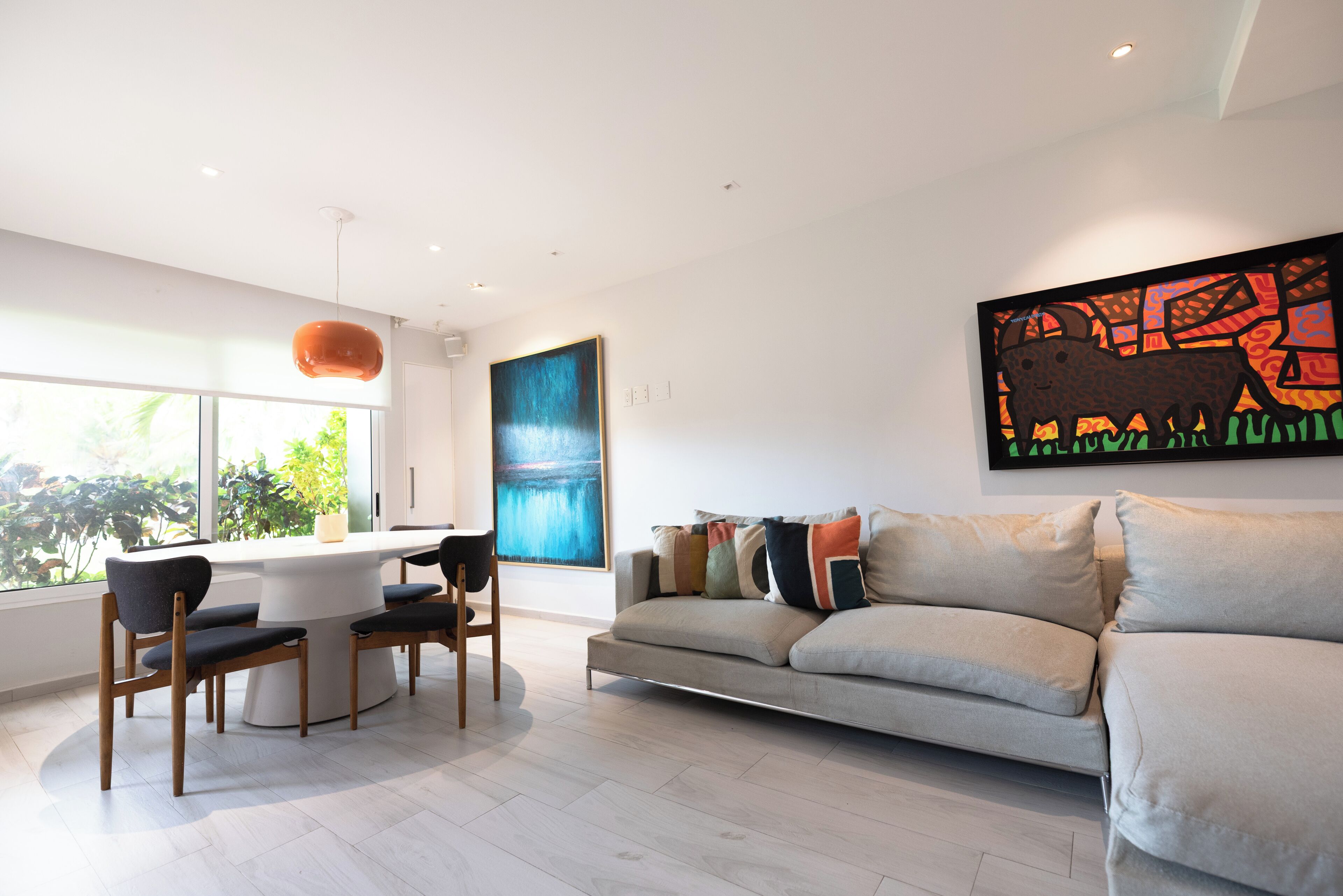 Design-Stadtwohnung | Wohnbereich | 25-Zoll-LED-Fernseher mit Kabelempfang, Fernseher