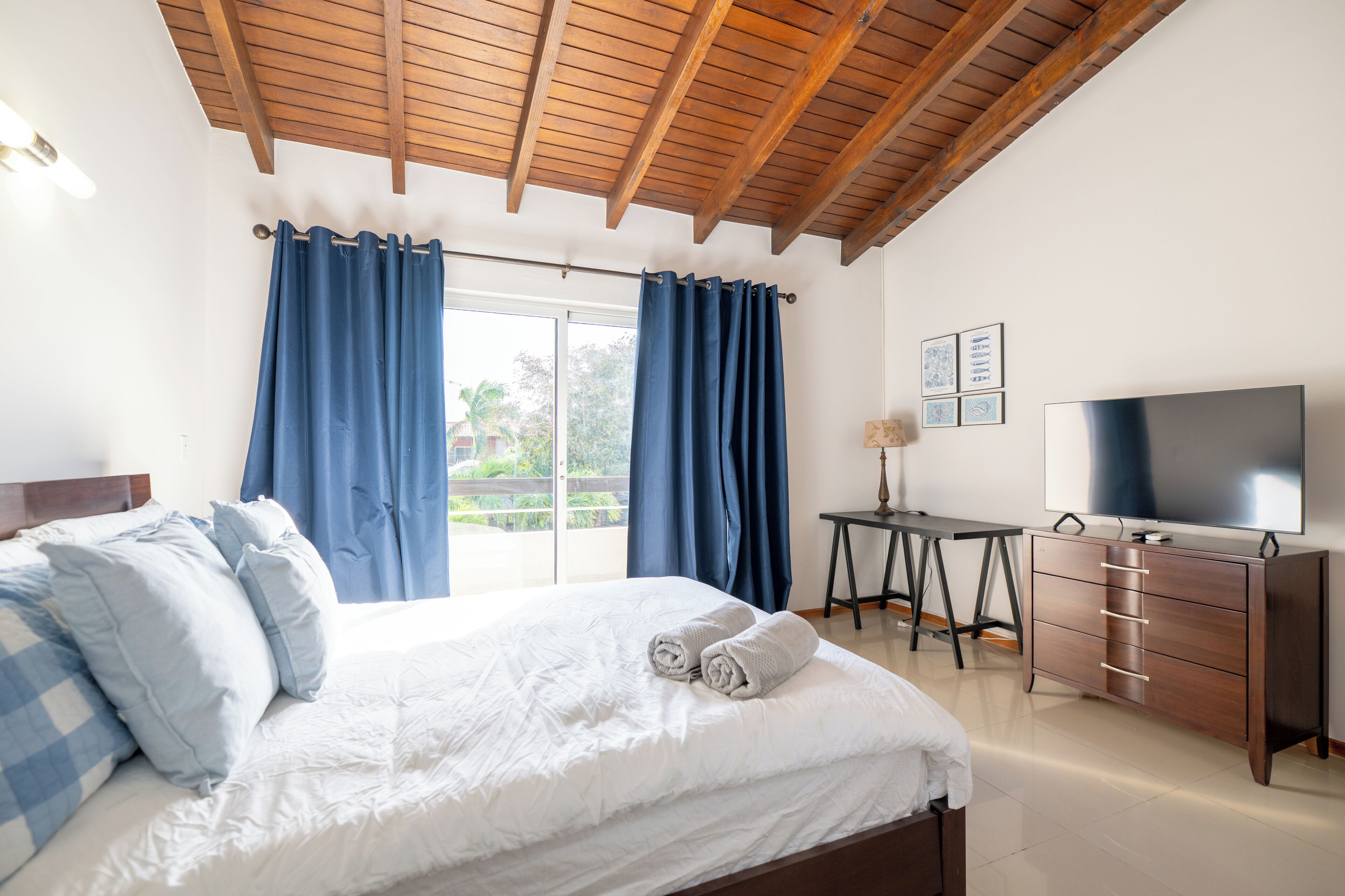 Muebles diferentes, tabla de planchar con plancha y ropa de cama 