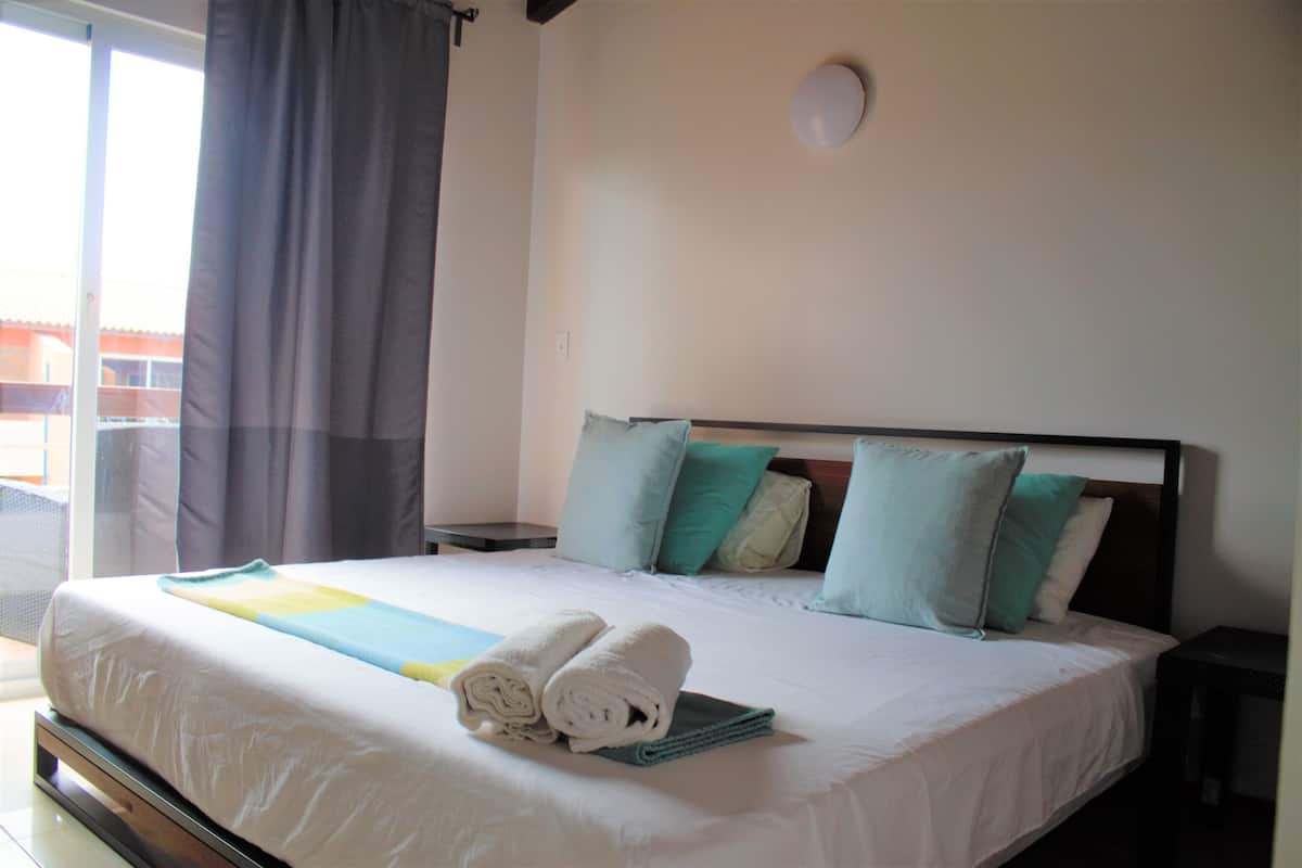 Muebles diferentes, tabla de planchar con plancha y ropa de cama