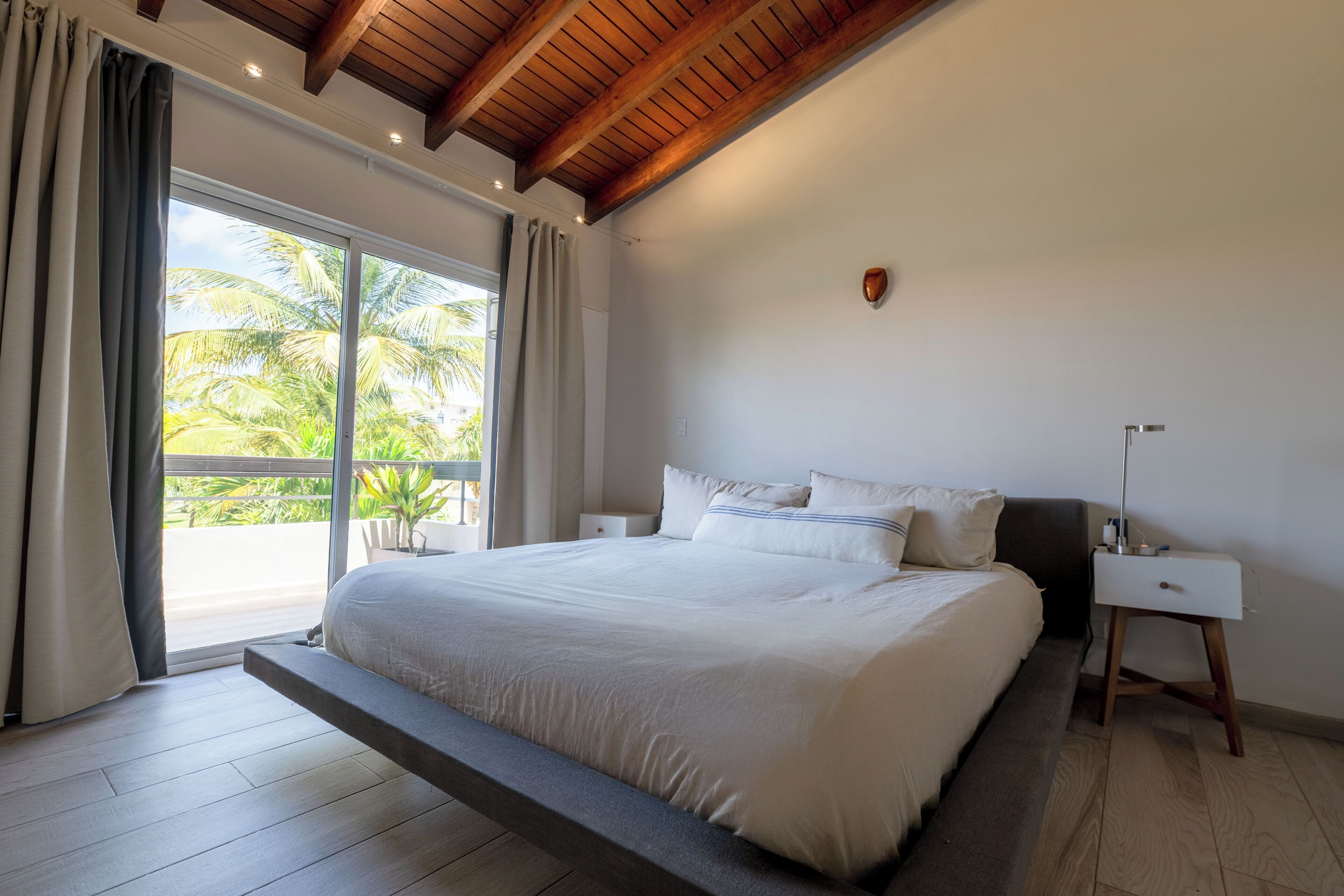 Muebles diferentes, tabla de planchar con plancha y ropa de cama 