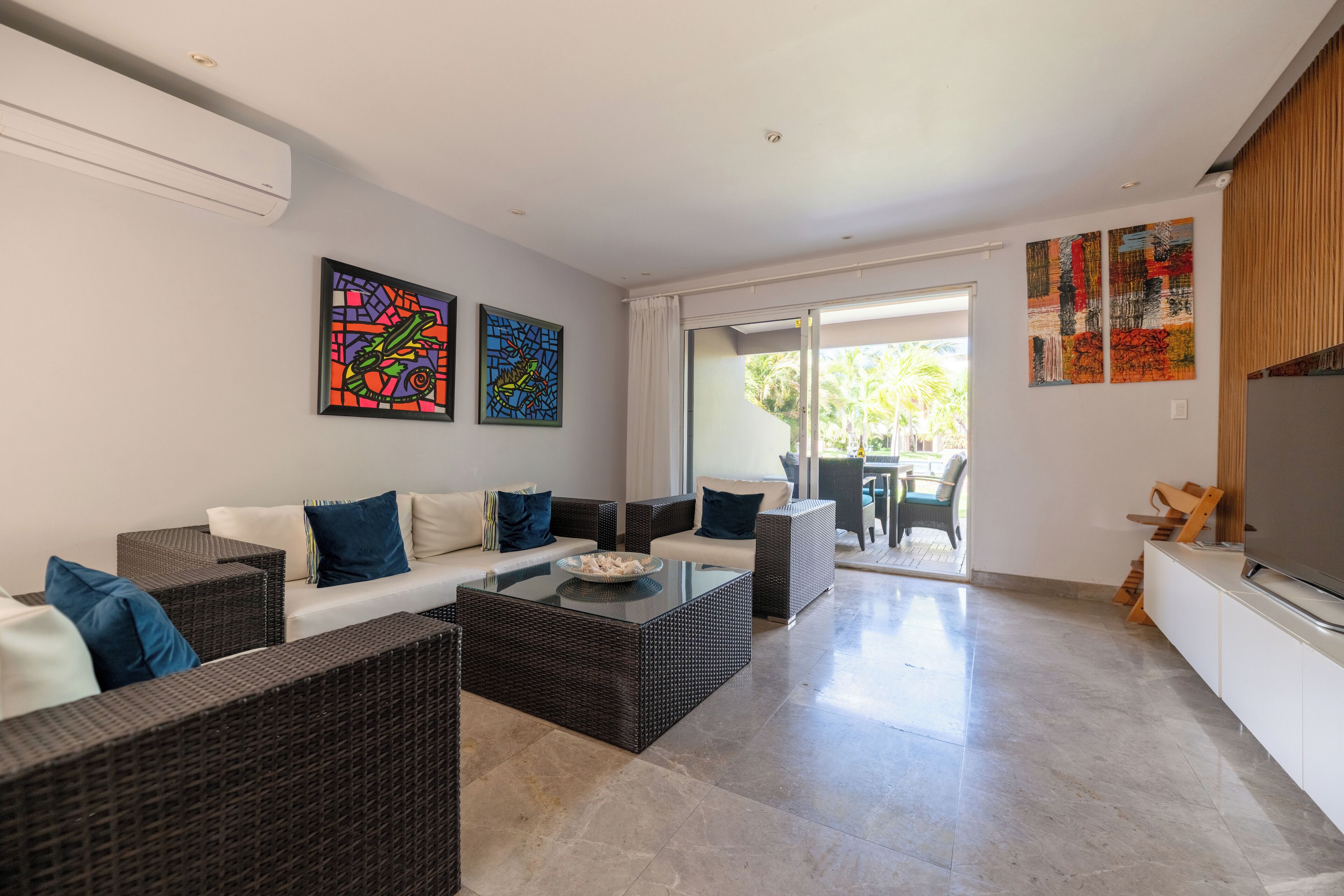 Basic-Stadtwohnung | Wohnbereich | 25-Zoll-LED-Fernseher mit Kabelempfang, Fernseher