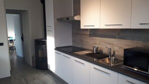 Réfrigérateur, micro-ondes, plaque de cuisson, bouilloire électrique
