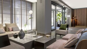Coin salon dans le hall